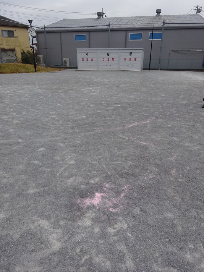 写真：消火剤が残った公園内の様子