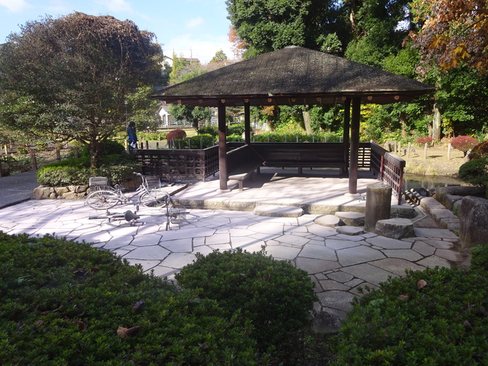 写真：消火剤を撒かれた芹沢公園の東屋の様子