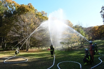 写真：消火栓と池の水を一斉送水