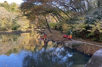 写真：消防ポンプを使い池の水を吸引