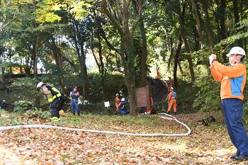 写真：公園南口付近の消火栓からホース延線