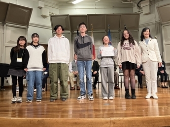 写真：表彰された学生たちと佐藤市長