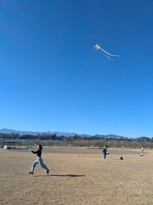 写真：凧揚げをする学生