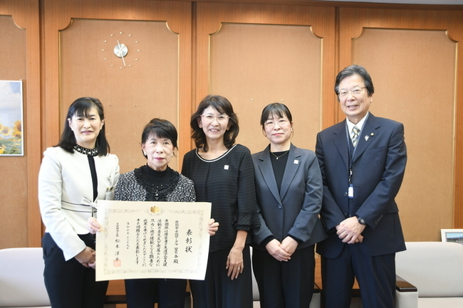 写真：左から市長、あかぎみなこさん、かしむらひろこさん、きむらけいこさん、教育長