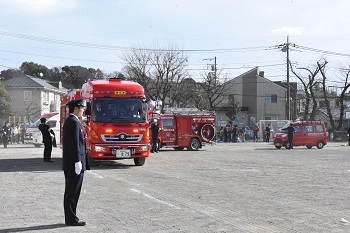 写真：車両分列行進の様子（消防車）