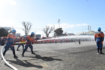 写真：第19回座間市消防団消防操法大会最優秀賞チーム演技（放水の様子）