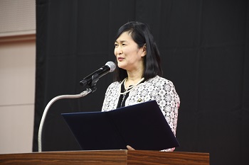 写真：壇上で式辞を述べる市長
