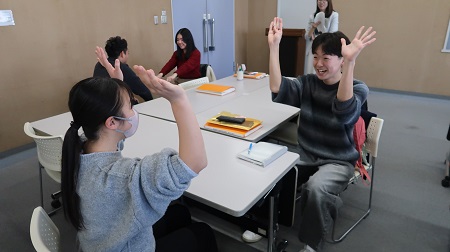 写真：異文化体験ゲームを行う様子