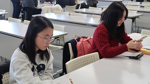 国際親善大使が英語で原稿を作成している様子1