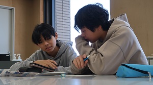 国際親善大使が英語で原稿を作成している様子2