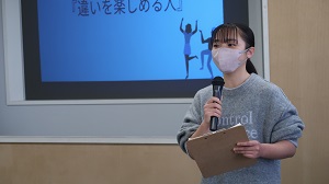 国際親善大使が発表の練習をしている様子2