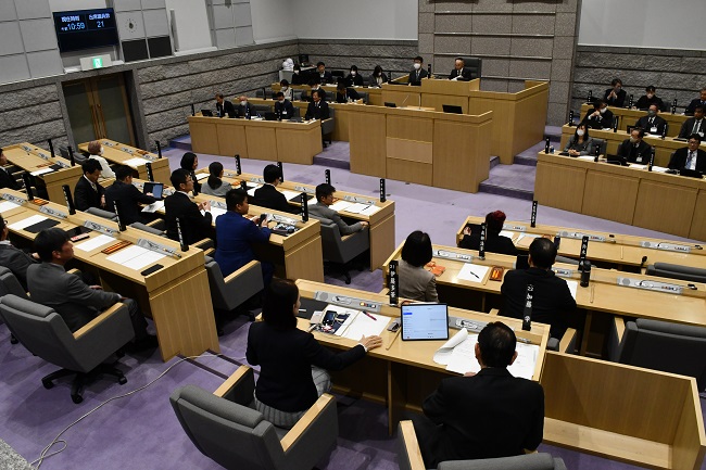 写真：同日に行われていた座間市議会第1回臨時会で、地震発生のアナウンスが流れたときの様子