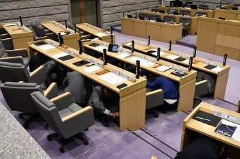 写真：同日に行われていた座間市議会第1回臨時会で行われたシェイクアウト訓練の様子