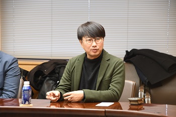 写真：株式会社TACTの　みぞべ　かずひろ（代表取締役社長）さんが話をする様子