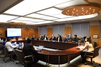 写真:モニターを用いて意見交換を行う会場の様子