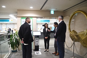 写真：市庁内2階のデジタル機器の活用状況を視察する様子
