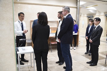 写真:市庁内1階のデジタル機器の活用状況を視察する様子