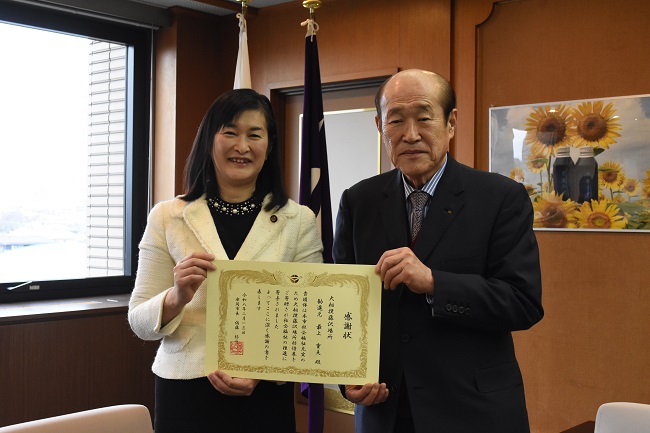写真：左から、市長、大相撲藤沢場所実行委員会委員長のもがみしげおさん