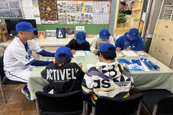 写真:きょうだ ようた選手と児童が対話をする様子