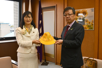 写真：女の子用帽子の寄贈を受ける市長