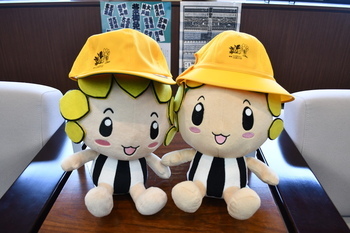 写真：左から男の子用帽子をかぶるざまりん、女の子用帽子をかぶるざまりん