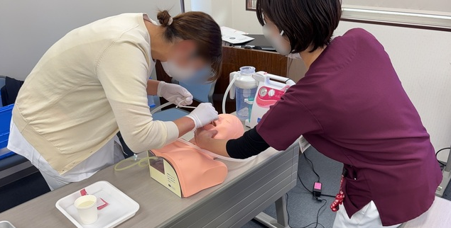 吸引の実習の様子