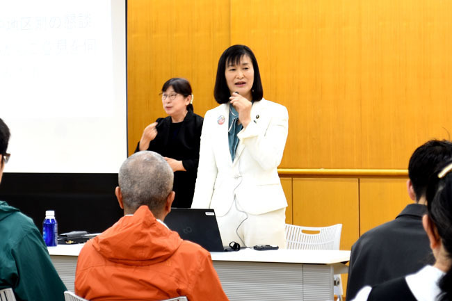 写真:市長がタウンミーティングであいさつと市政説明をする様子