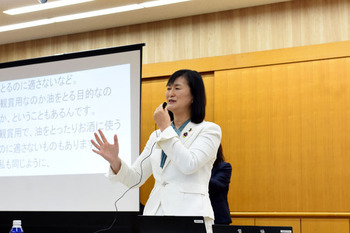 写真:市長が市民からの質問に回答する様子