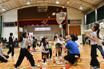 写真：子どもたちが玉入れをしている様子