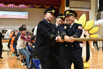 写真：座間市の消防職員が綱引きをしている様子