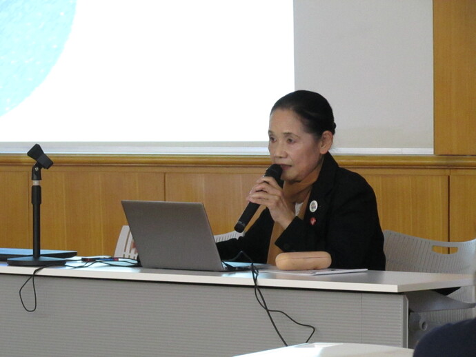 写真：講演会で話をする山本緑さん