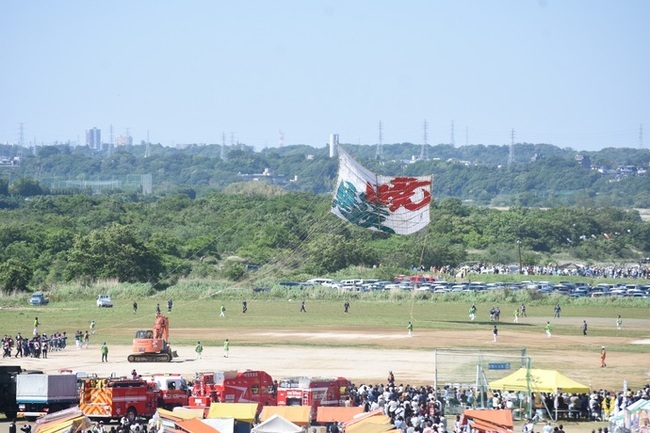 大空を舞う100畳敷きの大凧「暁駿」を座架依橋から撮影した様子