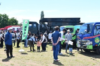 お仕事ぐるま展示の様子。消防車やごみ収集車などが並んでおり、親子連れが多く試乗や見学に訪れている