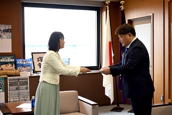 写真：市長がいちのせさんに交付決定通知書を交付する様子