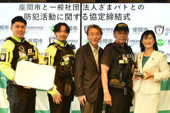 写真：（左から）一般社団法人のざまパトのもりやほうたさん、おかもとゆめきさん、おがわつねおさん、もりやあきらさん、市長が並ぶ様子