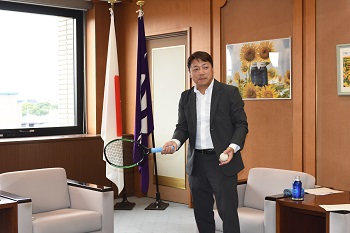 写真:サーブのレクチャーをする まんとくさん