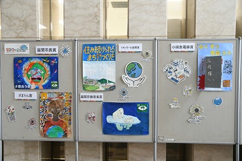 写真：SDGsエコポスターコンクール2025入賞作品（座間市長賞、座間市教育長賞、イオンモール座間賞、小田急電鉄賞、ざまりん賞）