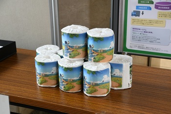 写真：市内の家庭で分別したミックスぺーパーをもとに、市と協定を締結しているCORELEX（コアレックス信栄株式会社）の先端技術によって作成された実際のトイレットペーパー