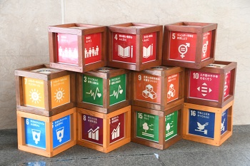 写真：SDGs サステナブルディべロップメントゴールズが書かれたボックス型のオブジェ