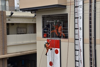 写真:隊員がロープを登る様子