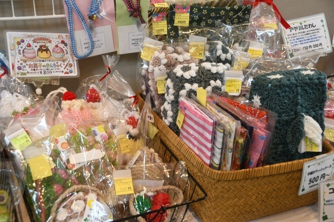 写真：販売商品（お菓子の巾着やティッシュケースなどの編み物作品など）