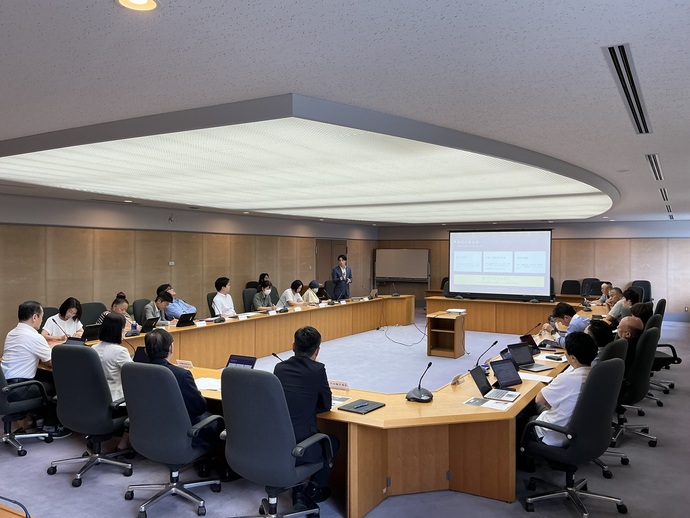 写真：研修会に参加した議員が講師の話を聞いている様子