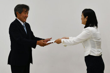 写真：市長がえんどうさんに交付決定通知書を交付する様子