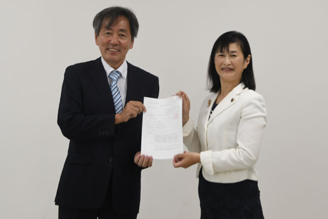写真：左からえんどう　よしのりさん、市長が互いに交付決定通知書を持って並ぶ様子