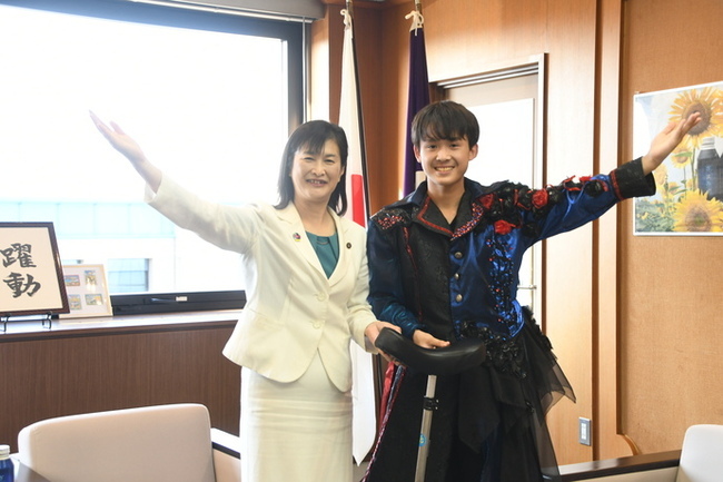 写真：左から市長、しみず　はるとさんが、並んで手を広げてポーズをしている様子