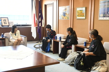 写真：表敬訪問の様子。左から、市長、しみず　はるとさん、しみず　ゆかりさん、いまい　けいこさん