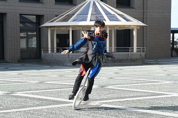 写真：市役所の中庭で行われた、しみず　はるとさんによる一輪車の実演の様子