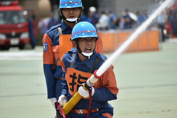 写真：小型ポンプで放水を行う隊員の様子