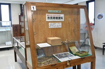 写真：個人寄贈の考古資料の数々がガラス張りのケースの中に展示されています。