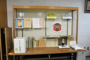 写真：座間市の歴史に関わる書籍を展示しています。